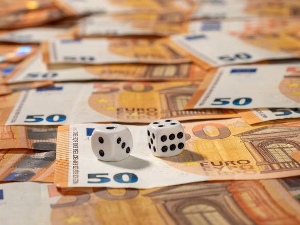 Studio Monopoly Live indogame888 menampilkan roda permainan besar dan dealer profesional di hadapan kamera multi-sudut